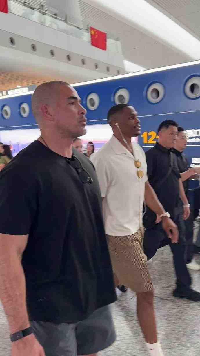 拉塞尔和麦基之后威少也来啦~媒体人:威少从杭州坐高铁前往上海